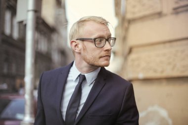 Açık beyaz bir işadamı portresi 