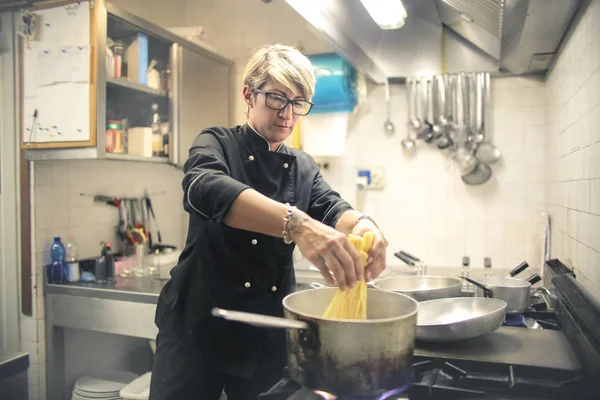 Chef Cooking Pasta Restaurant — Stock Photo, Image