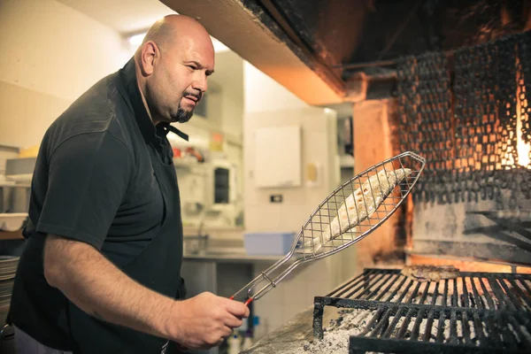 Koch Kocht Gegrillten Fisch — Stockfoto