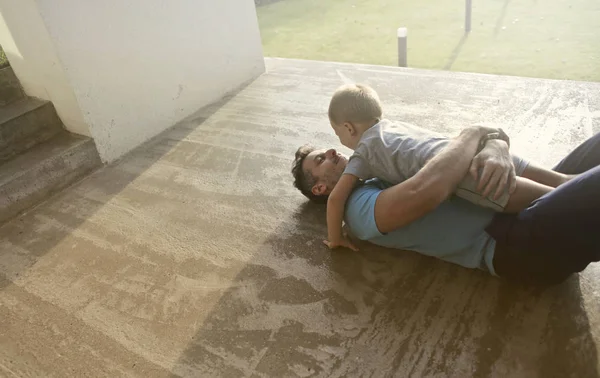Vater Spielt Mit Seinem Sohn Freien — Stockfoto
