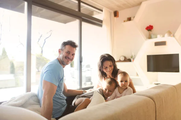 Gezin Met Twee Kinderen Thuis — Stockfoto