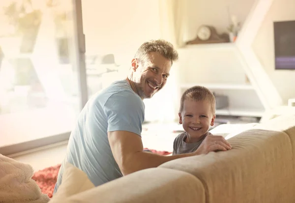 Een Vader Zijn Zoon Zit Een Bank — Stockfoto