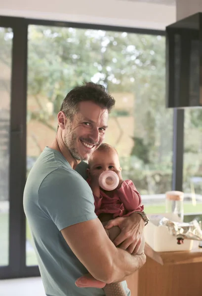 彼の赤ちゃん子供とお父さん — ストック写真
