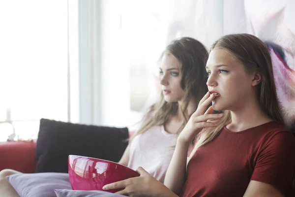 Дві Дівчини Дивиться Телевізор Вдома — стокове фото