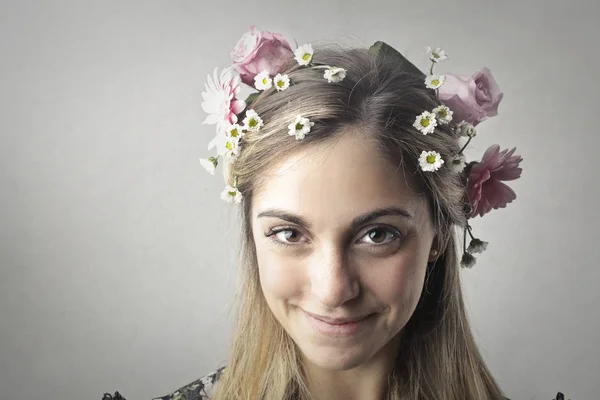 Chica Con Flores Pelo —  Fotos de Stock