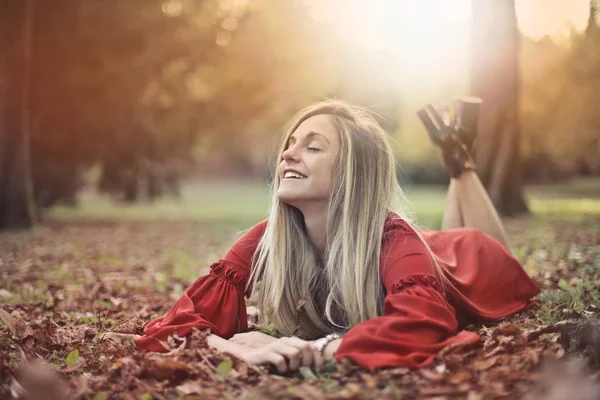 Fille Avec Une Robe Rouge Dans Parc — Photo