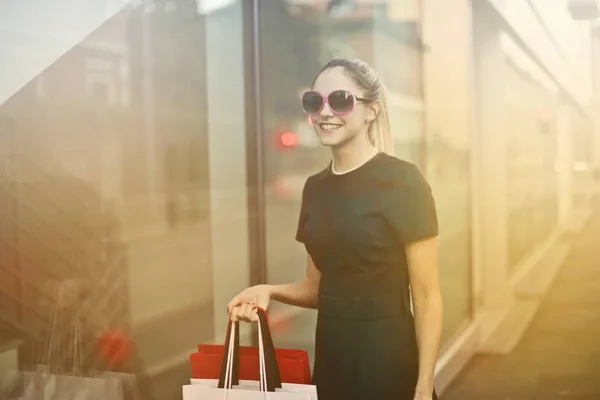 Ragazza Con Borse Della Spesa Davanti Negozio — Foto Stock