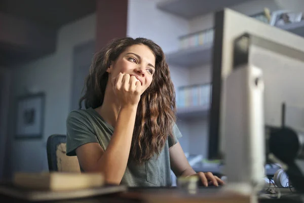 Chica Usando Una Computadora Casa — Foto de Stock