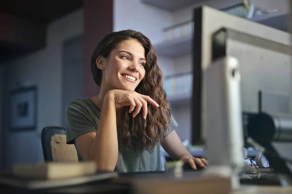 Chica Usando Una Computadora Casa —  Fotos de Stock