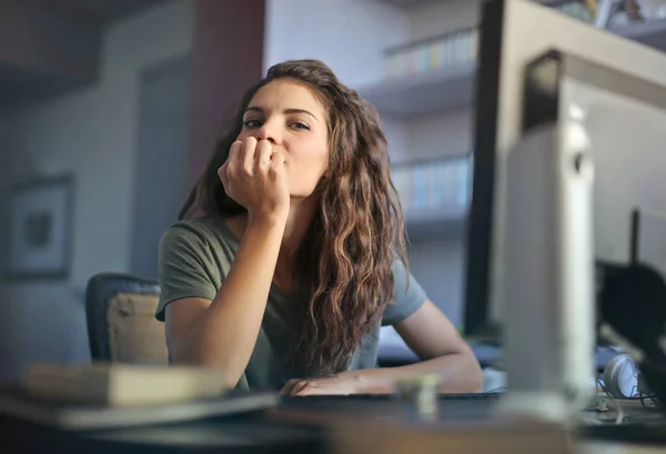 Ragazza Che Utilizza Computer Casa — Foto Stock