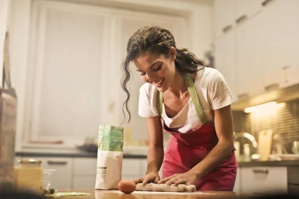 Lachende Meisje Bereiden Van Sommige Voedsel Met Eieren Meel — Stockfoto