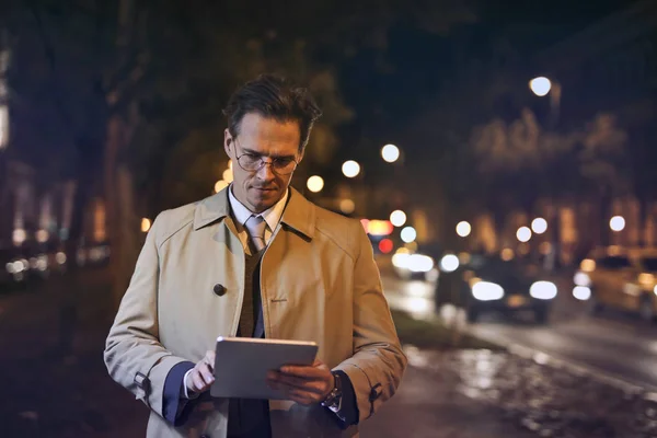 Elegante Hombre Usando Portátil Una Calle Ciudad Por Noche — Foto de Stock