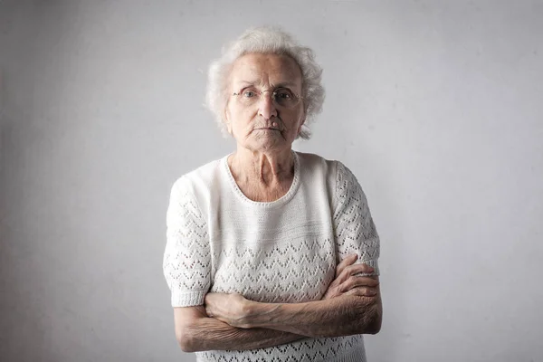 Retrato Uma Mulher Idosa Com Fundo Neutro — Fotografia de Stock