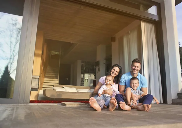 Famille Heureuse Dans Une Maison Moderne — Photo