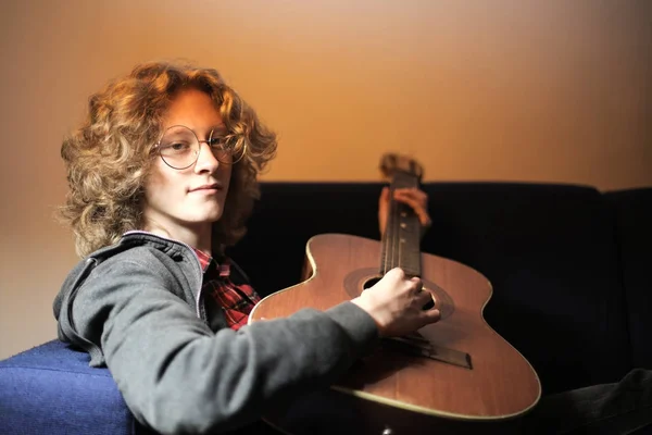 Menino Sentado Sofá Tocando Guitarra — Fotografia de Stock