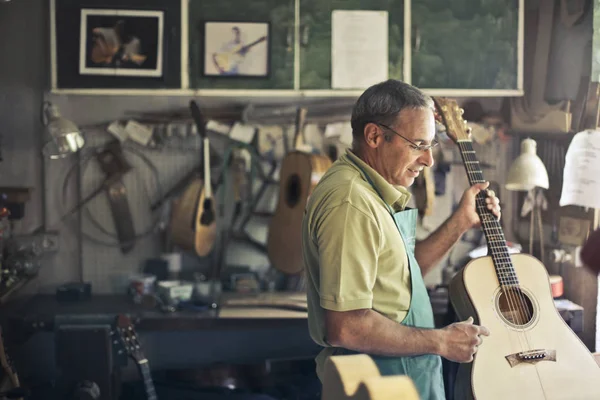Lutista Trabajando Laboratorio Con Una Guitarra Acústica —  Fotos de Stock
