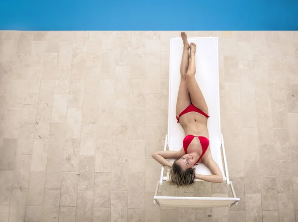 Fille Souriante Assise Près Une Piscine Maison — Photo