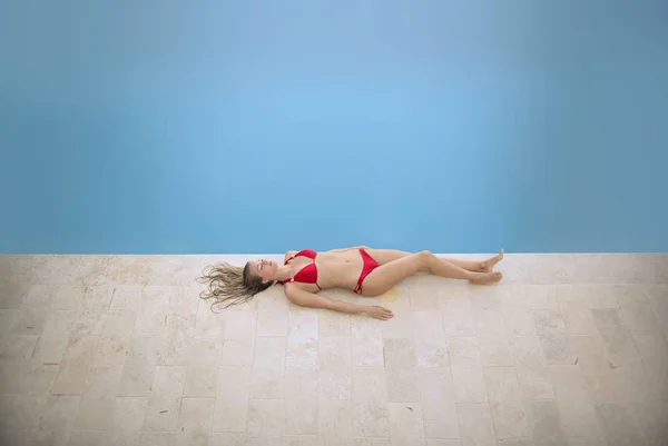Meisje Zonnebaden Bij Het Zwembad — Stockfoto