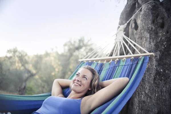 Menina Relaxada Uma Rede — Fotografia de Stock