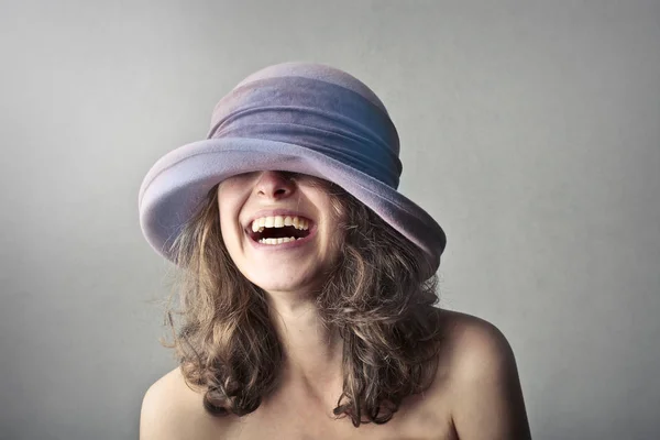 紫の帽子を持つ少女の肖像画 — ストック写真