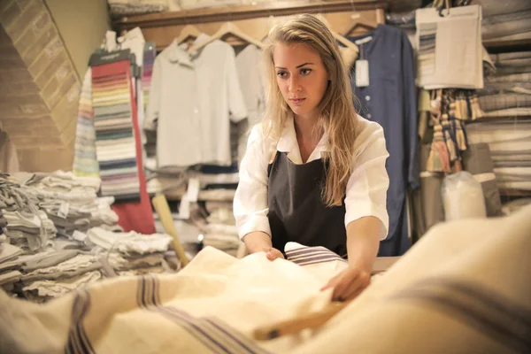 Jonge Artisan Meisje Het Werk Een Laboratorium Van Textiel — Stockfoto