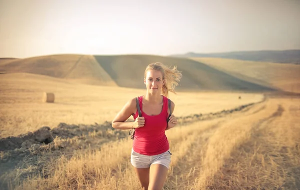 Chica Corriendo Campo Con Una Mochila — Foto de Stock