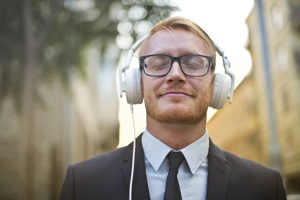 Zakenman Luisteren Naar Muziek Met Een Hoofdtelefoon — Stockfoto