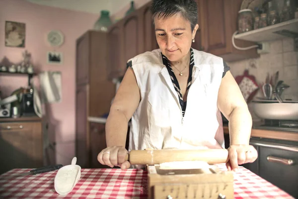 Femme Caucasienne Préparant Des Pâtes Maison — Photo