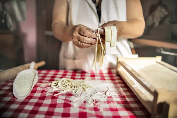 Hände Einer Frau Die Hausgemachte Pasta Zubereitet — Stockfoto