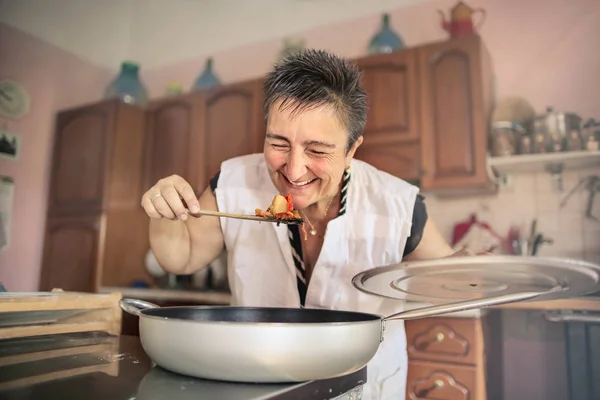 Feliz Mujer Caucásica Cocinando Una Cocina Campestre —  Fotos de Stock