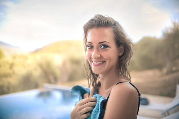 Retrato Uma Menina Sorridente Fora Uma Piscina — Fotografia de Stock