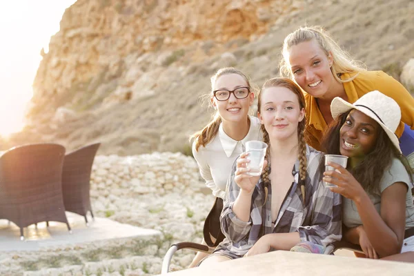 Четыре Улыбающиеся Девушки Выпивают Баре Открытом Воздухе — стоковое фото