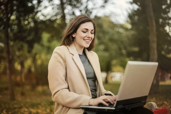 Bir Parkta Bir Dizüstü Bilgisayar Kullanan Kız — Stok fotoğraf