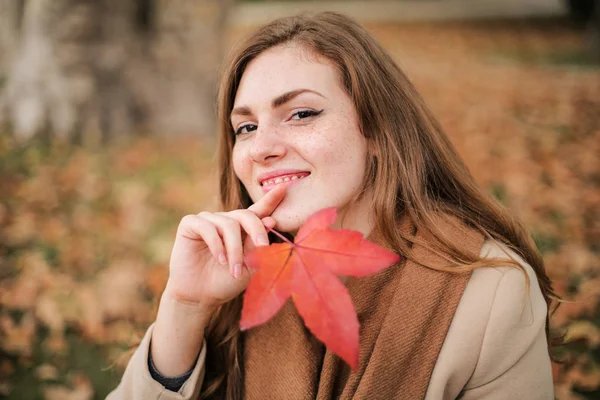 Porträt Eines Mädchens Herbstlichen Kontext — Stockfoto
