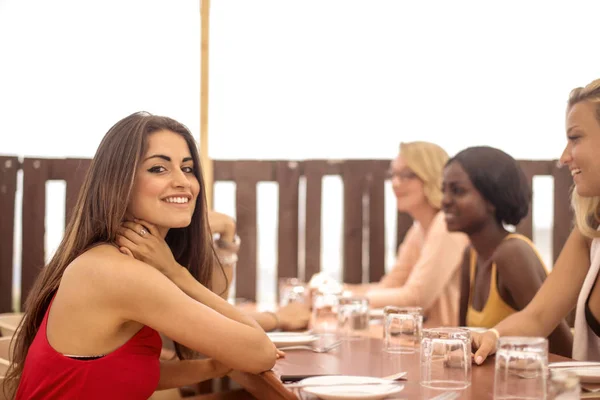 Algunas Chicas Almorzando Juntas Aire Libre — Foto de Stock