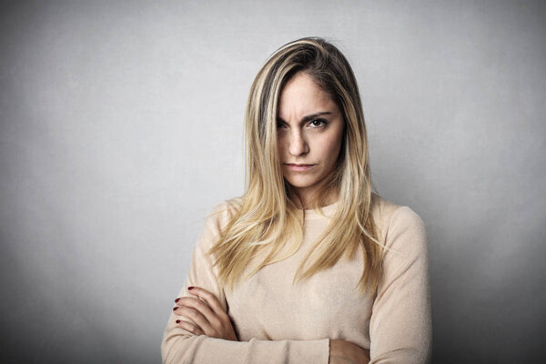 Портрет блондинки с сердитым лицом
 