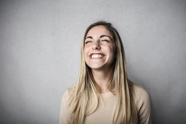 Portrait Une Fille Avec Une Expression Heureuse — Photo