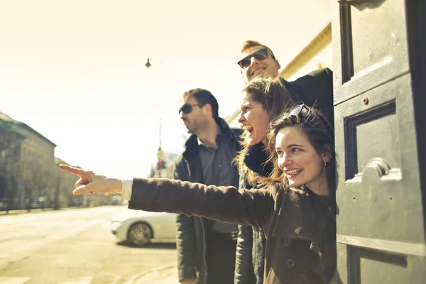 Cuatro Personas Descubriendo Nuevo Lugar — Foto de Stock