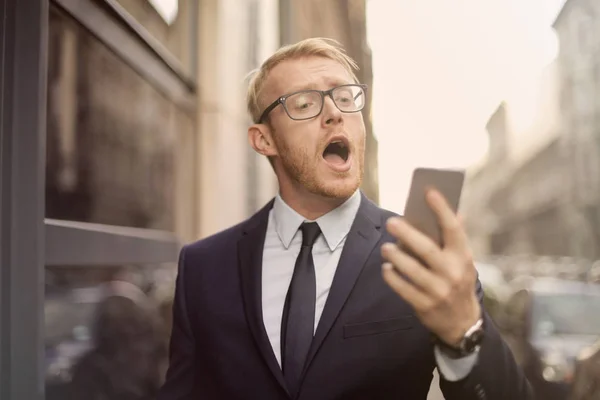 Uomo Affari Guardando Telefono Con Espressione Sorpresa — Foto Stock