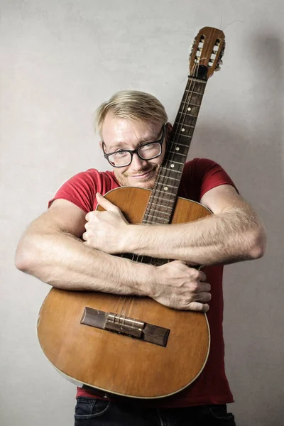 Ritratto Uomo Caucasico Che Abbraccia Una Chitarra Classica — Foto Stock