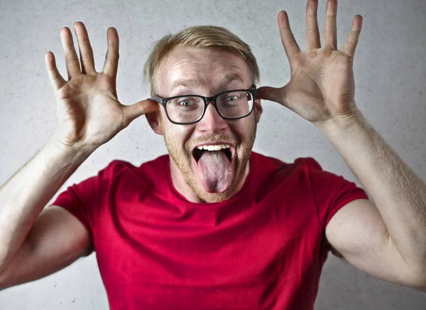 Komik Bir Tabir Yapma Kırmızı Tişört Olan Adam — Stok fotoğraf