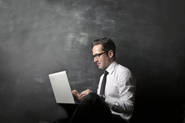 Zakenman Met Een Computer — Stockfoto