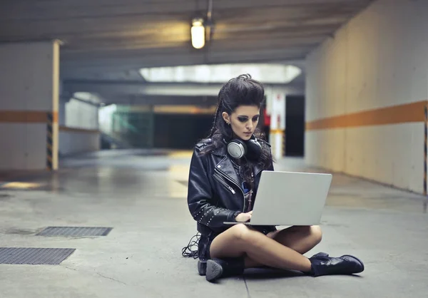 Menina Usando Laptop Estacionamento Subterrâneo — Fotografia de Stock