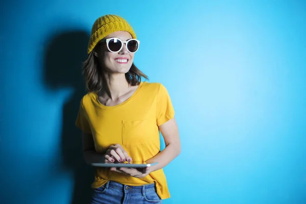 Gülümseyen Kız Tablet Kullanma Sarı Giyinmiş — Stok fotoğraf