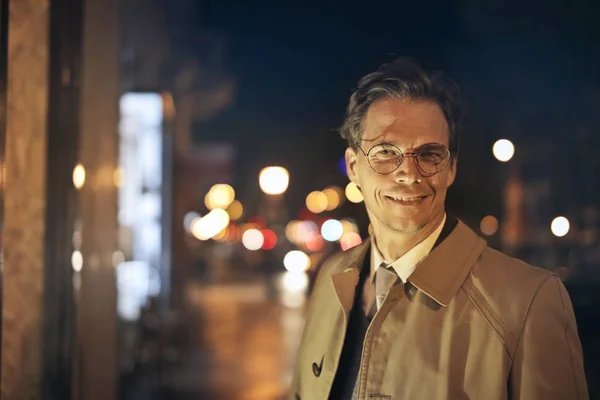 Retrato Homem Elegante Uma Estrada Cidade Noite Fotos De Bancos De Imagens