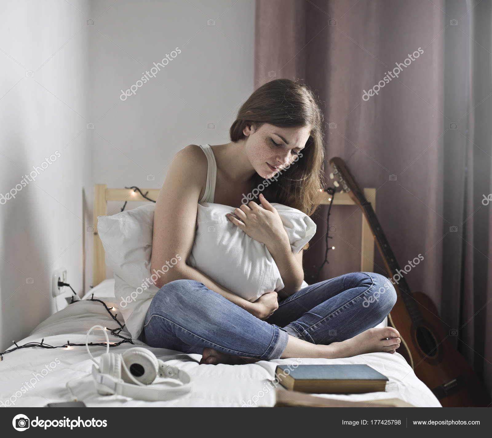 девушка сибит на парне. девушка сидит на модчике. Sit on her. руки мужчины и женщины. взрослые волосатые женщины.