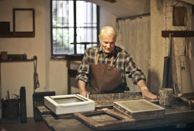 Bir laboratuvar iş yerinde yaşlı esnaf