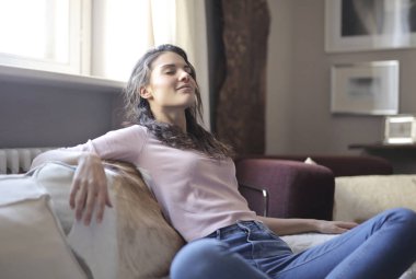 Kafkas genç kadın kanepede rahatlatıcı