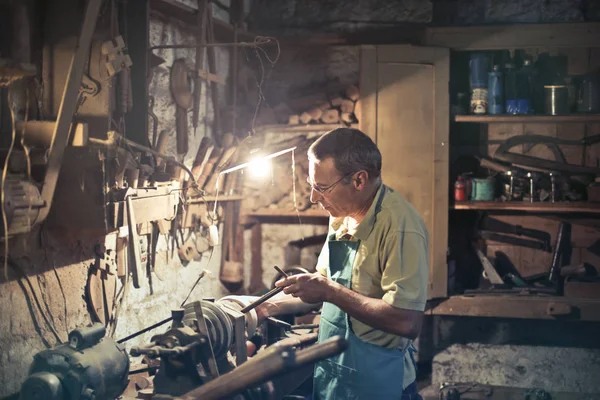 Artisan Στην Εργασία Στο Εργαστήριο Του — Φωτογραφία Αρχείου