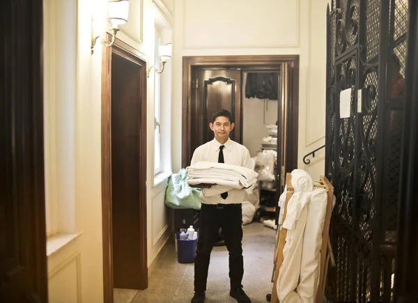 Homme Travail Dans Hôtel Qui Porte Des Serviettes — Photo